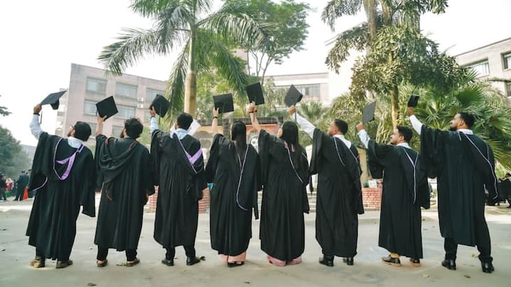 वहीं राजधानी दिल्ली इस बार 104वें स्थान से सुधार करते हुए 99वें स्थान पर पहुंच गई है. इसी के साथ दिल्ली ने पहली बार ग्लोबल टॉप 100 स्टूडेंट सिटीज में जगह बनाई. इससे बड़ी उपलब्धि यह रही कि दिल्ली को दुनिया का सबसे किफायती स्टूडेंट शहर घोषित किया गया.