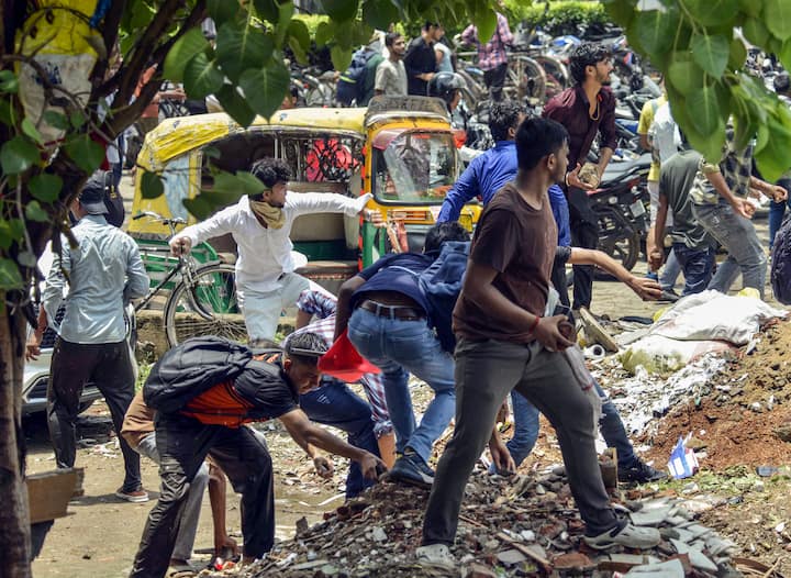 आरजेडी नेता ने कहा कि शिक्षा माफिया के सामने घुटने टेकने वाले ये बड़बोले सत्ताधीश अब अपने हक के लिए लड़ रहे नौजवानों की आवाज को पुलिसिया गुंडाराज के दम पर कुचलना चाहते हैं. सत्ता के नशे में चूर बीजेपी और एनडीए की सरकार कान खोलकर सुन ले- छात्रों के सवालों का जवाब तुम्हारी लाठियां और पानी की बौछारें कभी नहीं हो सकतीं.