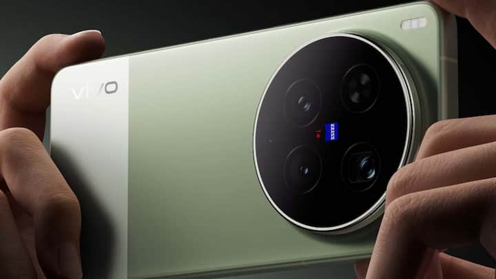 चौथे नंबर पर है vivo X300 Pro 5G, जो खासतौर पर शाम और रात की फोटो के लिए बेहतरीन साबित होता है. Amazon पर इसकी कीमत 1.10 लाख रुपये है, जबकि इसकी असली कीमत 1.20 लाख रुपये है, यानी इस पर 8% की छूट मिल रही है. इसके सबसे बड़ी खासीयत है कि ये सूरज ढलने के बाद भी यह फोन रोशनी कम होने पर भी शानदार और साफ तस्वीरें खींचता है. इसका 200MP ZEISS APO टेलीफोटो लेंस पोर्ट्रेट फोटो को शानदार बना देता है.  इसके अलावा ये इसे वीडियो भी काफी सिनेमैटिक लगते हैं, क्योंकि इसमें बैकग्राउंड ब्लर बहुत नेचुरल तरीके से आता है, जिससे तस्वीरों में एक अलग ही खूबसूरती नजर आती है. 