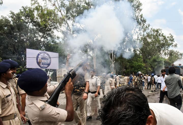 राजधानी पटना में बुधवार (22 जुलाई, 2026) को छात्र संगठन आइसा (AISA) की ओर से लोकभवन मार्च निकाला गया. हालांकि पुलिस ने बीच में ही इस मार्च को रोक दिया.