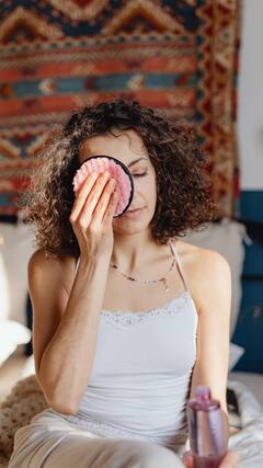 Makeup हटाए बिना सोना कितना नुकसानदायक?