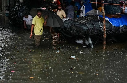 West Bengal Weather Forecast: মূলত বজ্রবিদ্যুৎ-সহ হাল্কা থেকে মাঝারি বৃষ্টি হবে এবং তার সঙ্গে বইবে দমকা ঝোড়ো হাওয়া।