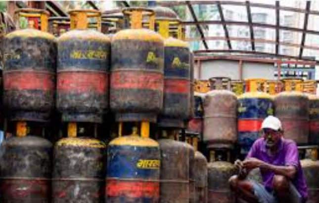 4. ਵੈੱਬਸਾਈਟ ਰਾਹੀਂ ਆਨਲਾਈਨ ਬੁਕਿੰਗ  my.ebharatgas.com 'ਤੇ ਜਾਓ। ਆਪਣੇ ਖਾਤੇ ਵਿੱਚ ਲੌਗਇਨ ਕਰੋ। Commercial LPG Refill ਦਾ ਵਿਕਲਪ ਚੁਣੋ। ਲੋੜੀਂਦੀ ਜਾਣਕਾਰੀ ਭਰ ਕੇ ਬੁਕਿੰਗ ਪੂਰੀ ਕਰੋ। ਮੋਬਾਈਲ ਨੰਬਰ ਅਪਡੇਟ ਕਰਵਾਉਣਾ ਨਾ ਭੁੱਲੋ