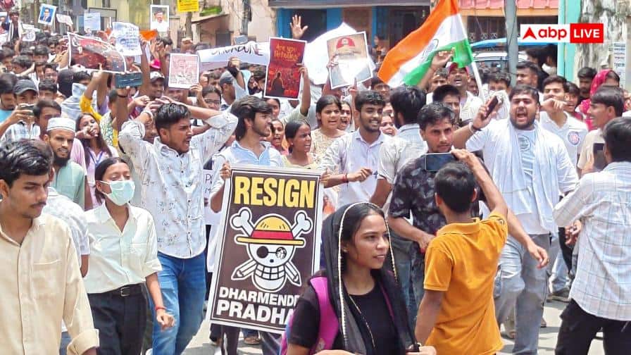 Munger News: दिल्ली में लाठीचार्ज पर मुंगेर के छात्रों में गुस्सा, निकाला मार्च, जिलाधिकारी को सौंपा ज्ञापन