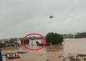 Valsad Rain: ભારે વરસાદમાં જીવ બચાવવા વીજ પોલ પર ચઢી ગયેલા યુવકનું હેલિકોપ્ટરથી દિલધડક  રેસ્ક્યૂ