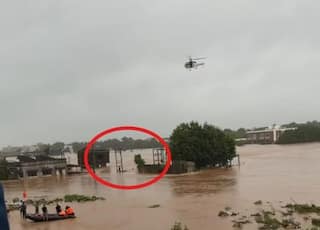 Valsad Rain: ભારે વરસાદમાં જીવ બચાવવા વીજ પોલ પર ચઢી ગયેલા યુવકનું હેલિકોપ્ટરથી દિલધડક રેસ્ક્યૂ