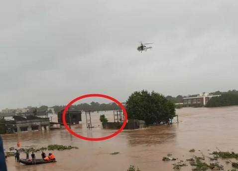 Valsad Rain: ભારે વરસાદમાં જીવ બચાવવા વીજ પોલ પર ચઢી ગયેલા યુવકનું હેલિકોપ્ટરથી દિલધડક  રેસ્ક્યૂ