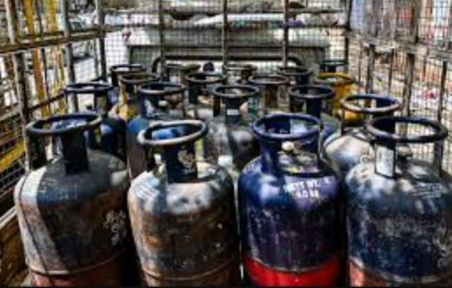 ਕਮਰਸ਼ੀਅਲ LPG ਸਿਲੰਡਰ ਕਿਵੇਂ ਬੁੱਕ ਕਰੀਏ?  ਭਾਰਤਗੈਸ ਕਮਰਸ਼ੀਅਲ LPG ਰੀਫਿਲ ਬੁਕਿੰਗ ਲਈ ਇਹ 4 ਆਸਾਨ ਤਰੀਕੇ ਦਿੰਦਾ ਹੈ।