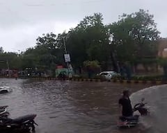 Flood Photos: વલસાડમાં મેઘરાજાનું રૌદ્ર સ્વરૂપ, 365 રસ્તા બંધ, 5 ફૂટ પાણી ભરાતા ટ્રેન વ્યવહાર ખોરવાયો
