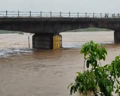 Photos Rain: ગુજરાતમાં 24 કલાકમાં 213 તાલુકામાં મેઘતાંડવ, પૂર્ણા નદીમાં પૂરથી નવસારી અને તાપીમાં હાહાકાર