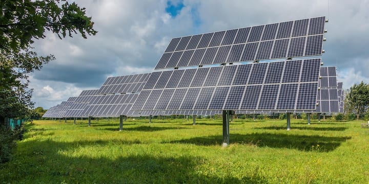 5kW का सोलर सिस्टम लगाने के लिए आमतौर पर 400 से 500 वर्गफुट की छत की जरूरत होती है. अगर छत पर पूरे दिन अच्छी धूप आती है तो सिस्टम बेहतर परफॉर्मेंस देगा और बिजली प्रोडक्टिविटी भी ज्यादा होगी. अगर आपका सोलर सिस्टम ऑन-ग्रिड है और बिजली की खपत प्रोडक्टिविटी के बराबर या उससे कम रहती है तो मासिक बिजली बिल काफी कम हो सकता है.