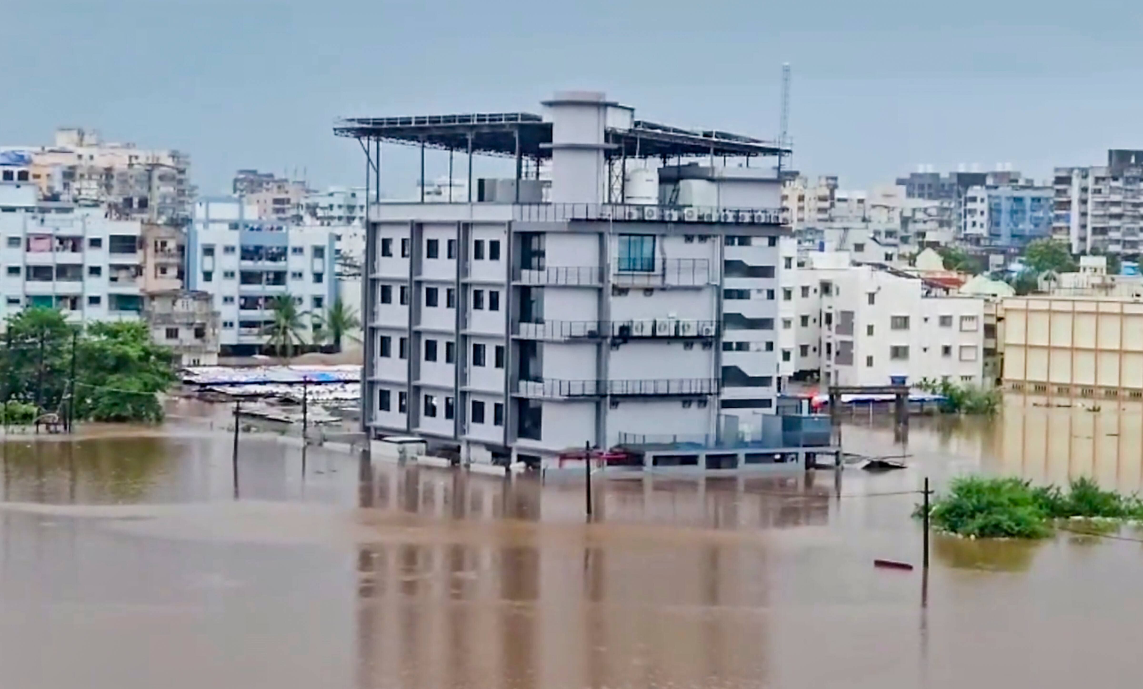 गुजरात में आफत की बारिश! सेना- NDRF ने संभाला मोर्चा, तस्वीरों में देखें कुदरत का कहर