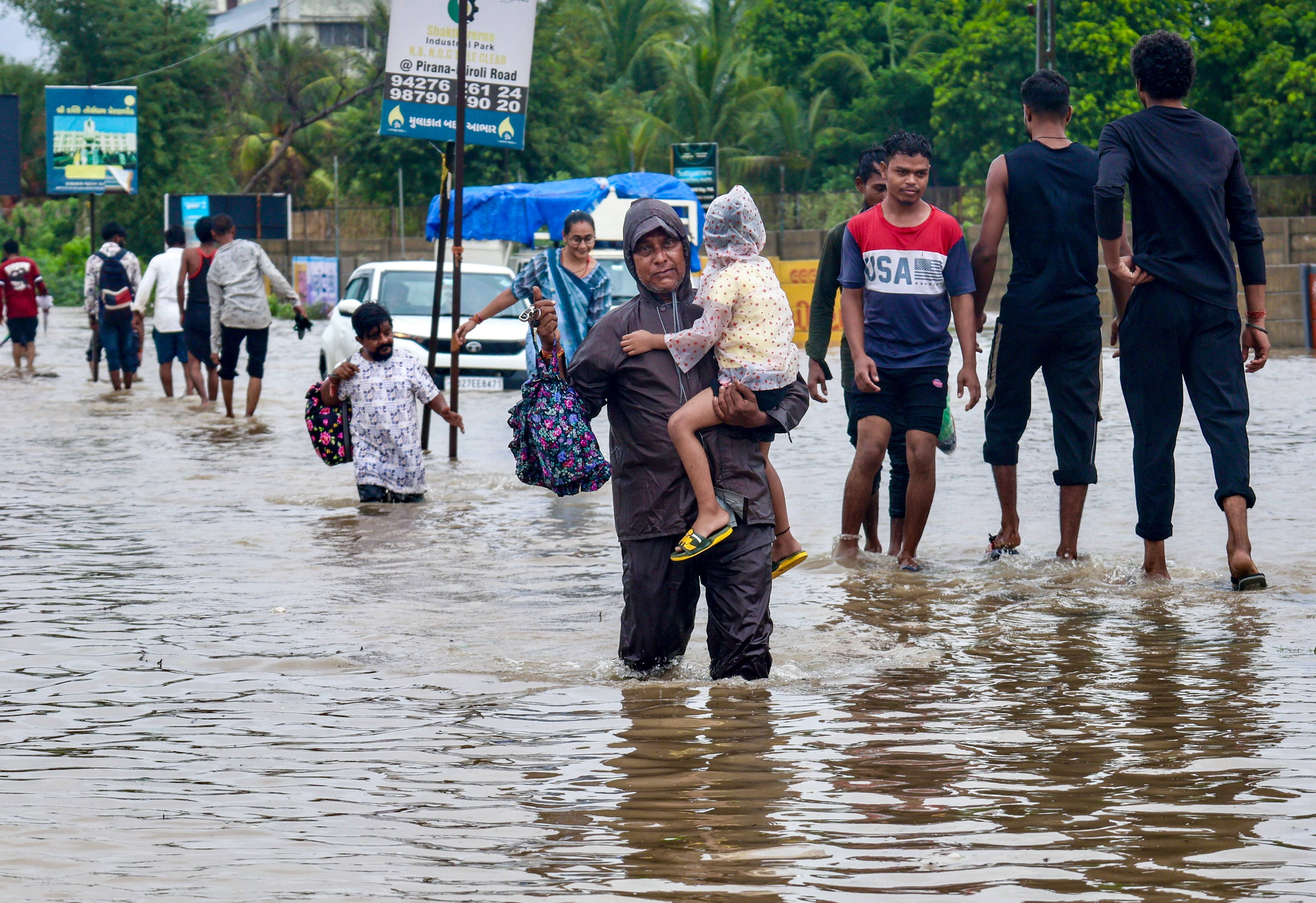 गुजरात में आफत की बारिश! सेना- NDRF ने संभाला मोर्चा, तस्वीरों में देखें कुदरत का कहर