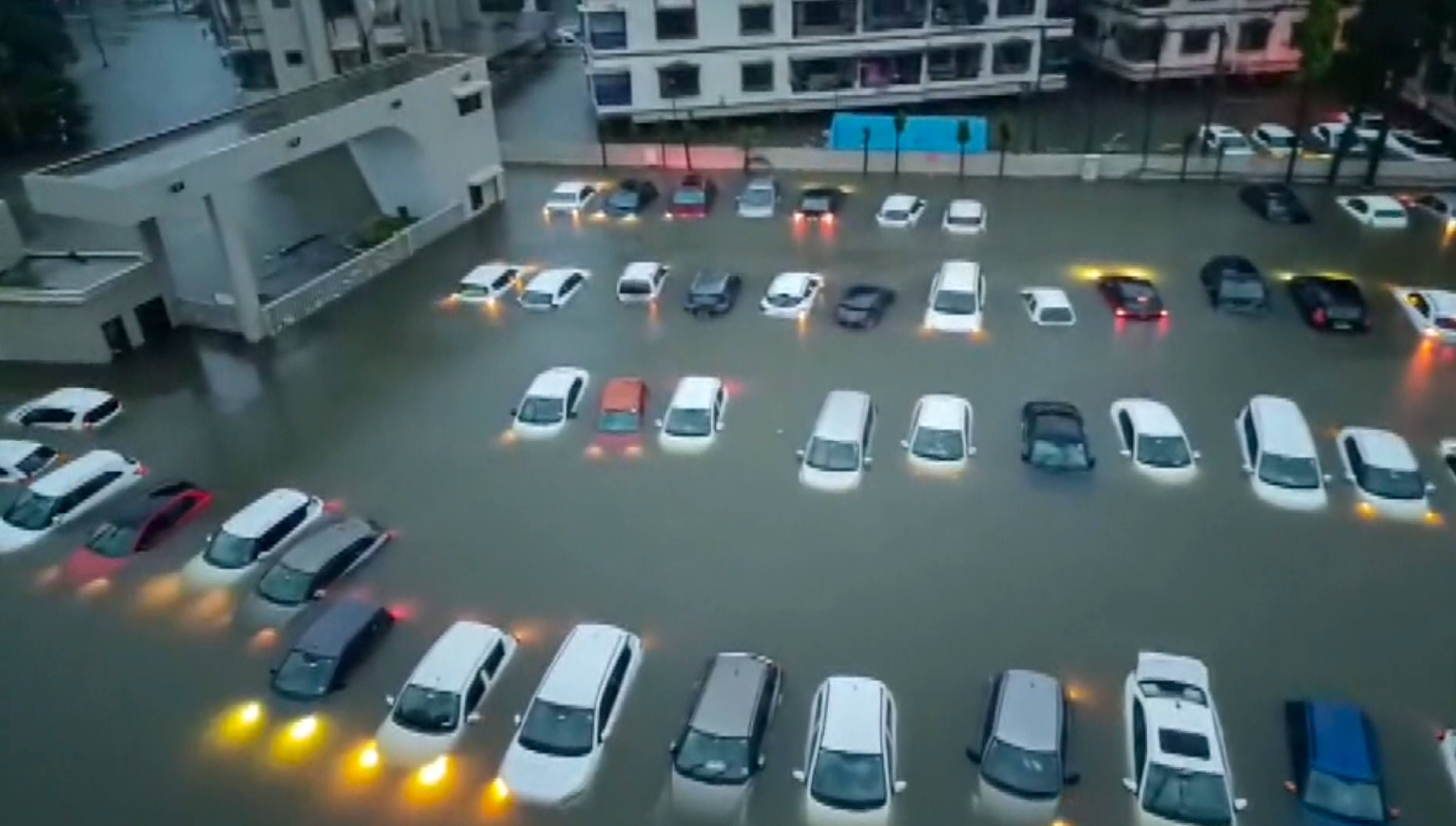 गुजरात में आफत की बारिश! सेना- NDRF ने संभाला मोर्चा, तस्वीरों में देखें कुदरत का कहर