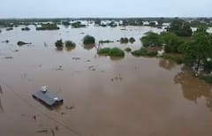 Flood Photos: નવસારીમાં 1968 જેવી પૂરની સ્થિતિ, જુઓ પૂર્ણા નદીના પૂર હોનારતની ભયાનક તસવીરો