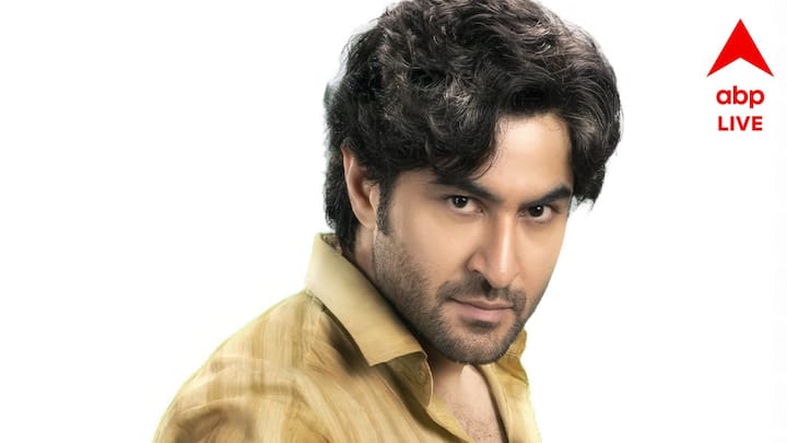 পরিচালক আরও বলছেন, 'অনন্ত সিংহের মতো জটিল এবং বিপ্লবী এক ব্যক্তিত্বকে নিয়ে গল্প বলতে গেলে, একটা মুখ কখনোই যথেষ্ট নয়। আমরা যে প্রতিটি লুক প্রকাশ করছি, তা তাঁর জীবনের এক একটি আলাদা অধ্যায়, প্রতিটি নতুন পরিচয়ই তাঁর বিপ্লবের এক একটা স্তরকে তুলে ধরে।'