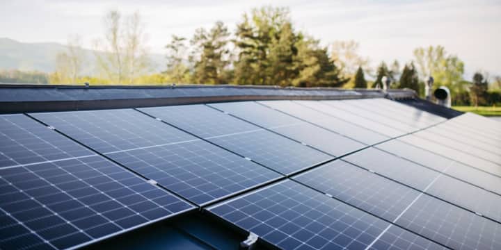 आपकी जानकारी के लिए बता दें कि 5kW का सोलर सिस्टम नॉर्मल स्थितियों में लगभग 20 से 30 यूनिट (kWh) बिजली रोजाना पैदा कर सकता है. भारत में औसतन 4 से 6 घंटे की पीक धूप मिलने पर सोलर पैनल की बिजली बनाने की ताकत बढ़ जाती है जो करीब 25 यूनिट मानी जाती है.