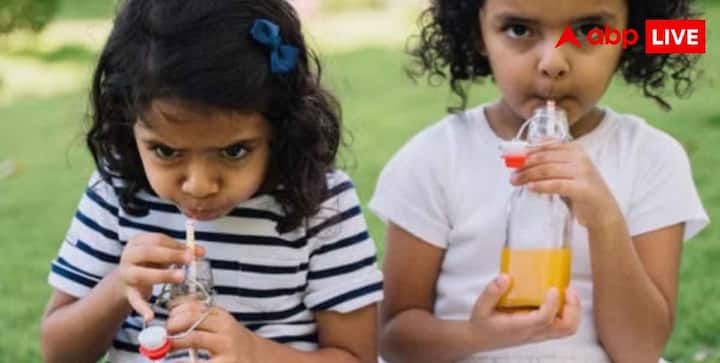 रिसर्च में बताया गया है कि भारत में पैकेट वाले फ्रूट जूस, मीठे मिल्क ड्रिंक्स और स्पोर्ट्स ड्रिंक्स बच्चों के बीच तेजी से लोकप्रिय हो रहे हैं, कई पेरेंट्स इन्हें सॉफ्ट ड्रिंक का हेल्दी ऑप्शन मानते हैं, लेकिन 100 प्रतिशत फ्रूट जूस में भी प्राकृतिक शुगर ज्यादा मात्रा में होती है और उसमें पूरे फल जितना फाइबर नहीं होता है. इसलिए इसे रोजाना हेल्थ ड्रिंक की तरह लेने के जगह सीमित मात्रा में ही पीना चाहिए. बच्चों के लिए पानी और दूध बेहतर ऑप्शन माने गए हैं, जबकि स्नैक के रूप में पूरे फल खाने की सलाह दी गई है. रिसर्च के अनुसार, बचपन में बनी अच्छी खानपान की आदतें आगे चलकर हाई ब्लड प्रेशर और दिल की बीमारियों का खतरा कम करने में मदद कर सकती हैं.