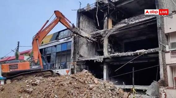 लखनऊ के अलीगंज अग्निकांड वाली अवैध बिल्डिंग बुलडोजर से ध्वस्त, 15 छात्रों की हुई थी मौत लखनऊ के अलीगंज अग्निकांड वाली अवैध बिल्डिंग बुलडोजर से ध्वस्त, 15 छात्रों की हुई थी मौत