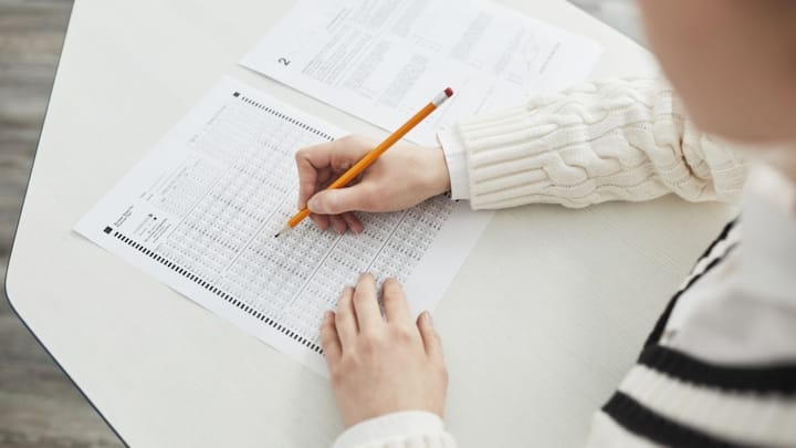 कंसोर्टियम की गवर्निंग बॉडी की 18 जुलाई 2026 को भी बैठक में फैसला लिया गया कि क्लेट यूजी और पीजी 2027 की परीक्षा मौजूद सिलेबस और परीक्षा पैटर्न के अनुसार ही आयोजित होगी. यानी उम्मीदवारों को तैयारी का तरीका बदलने की जरूरत नहीं होगी. हालांकि पेपर तैयार करने वाली टीम एक्सपर्ट समिति की कुछ सिफारिशों को ध्यान में रखते हुए प्रश्नों की गुणवत्ता और फॉर्मेट में सीमित सुधार कर सकती है, लेकिन परीक्षा की मूल संरचना में कोई बदलाव नहीं किया जाएगा.