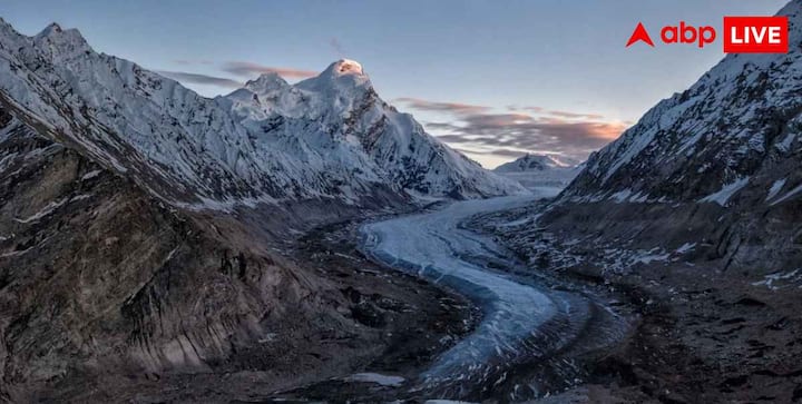 अगर आप बर्फीले नजारों के शौकीन हैं तो पारकाचिक ग्लेशियर आपके लिए बेहतरीन जगह हो सकती है. यह स्थान रोमांचक गतिविधियों और पिकनिक के लिए भी जाना जाता है.