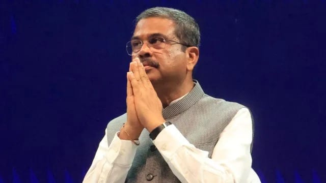 धर्मेंद्र प्रधानांचा राजीनामा हा विद्यार्थ्यांसाठी एक मोठा विजय मानला जात आहे.   यावर आता नेते मंडळींसह बॉलिवूडमधील कलाकारांनीही प्रतिक्रिया दिली आहे.