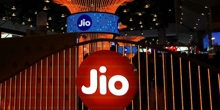 Airtel પણ તેના યુઝર્સને બ્રોડબેન્ડ પ્લાન ઓફર કરે છે જણાવી દઈએ કે કંપનીનો સૌથી સસ્તો બ્રોડબેન્ડ પ્લાન 499 રૂપિયામાં આવે છે આ પ્લાનમાં યુઝર્સને 40mbps ની ઇન્ટરનેટ સ્પીડ મળી જાય છે આ ઉપરાંત યુઝર્સને આ પ્લાનમાં ટેલિફોન કોલિંગની પણ સુવિધા મળે છે. અનલિમિટેડ ઇન્ટરનેટ ખતમ થયા પછી તેની સ્પીડ થોડી ઓછી થઈ જાય છે