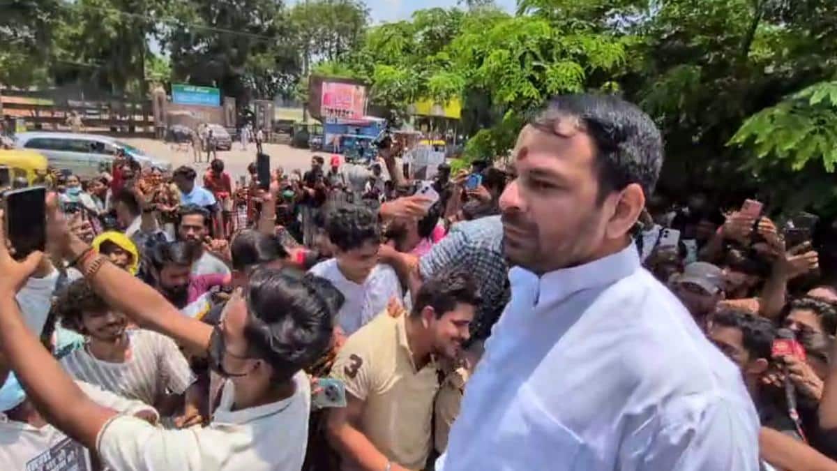 बिहार बंद के दौरान हिरासत में लिए गए तेज प्रताप यादव, बोले- 'मैं स्टूडेंट्स और…'