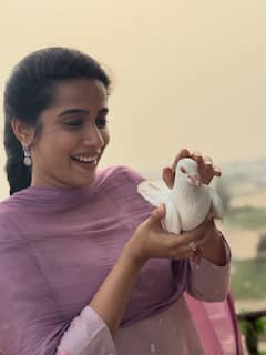 Sri Gouri Priya: పావురంతో శ్రీ గౌరి ప్రియ... చెన్నై లవ్ స్టోరీ వర్కింగ్ స్టిల్స్