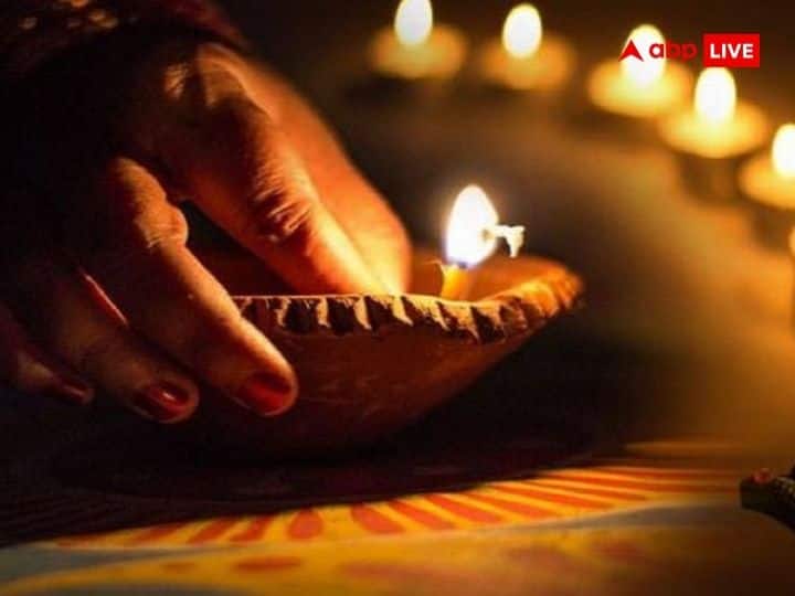 दीपक हमेशा साफ स्थान पर रखें और उसे पूरी श्रद्धा से जलाएं. दीपक बुझने पर उसे फूंक मारकर नहीं बुझाना चाहिए. पूजा के दौरान मन शांत रखें और भगवान का स्मरण करें. धार्मिक मान्यताओं के अनुसार, दीपक जलाते समय स्वच्छता और सकारात्मक भाव रखना सबसे महत्वपूर्ण माना गया है.