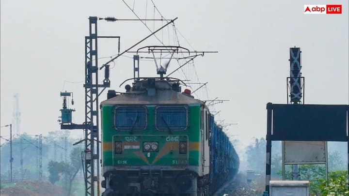 लंबी दूरी तक ट्रेन चलाने के लिए लोको पायलट को किलोमीटर के आधार पर रनिंग अलाउंस मिलता है. इससे बेसिक सैलरी के अलावा उनकी मासिक इनकम काफी बढ़ सकती है.