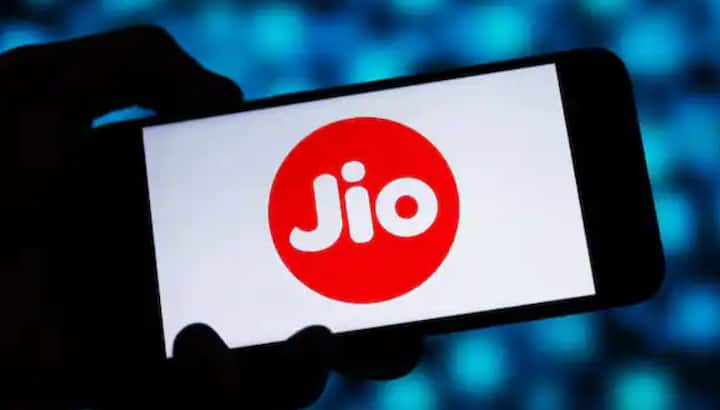 ਇਨ੍ਹਾਂ ਚੈਨਲਸ  ਨੂੰ ਦੇਖਣ ਲਈ Jio TV ਐਪ ਦੀ ਵਰਤੋਂ ਕਰ ਸਕਦੇ ਹੋ। ਇਸ ਦੇ ਨਾਲ ਹੀ ਇਸ ਪਲਾਨ ਵਿੱਚ ਯੂਜ਼ਰਸ ਨੂੰ ਸਾਰੇ OTT ਪਲੇਟਫਾਰਮ ਦਾ ਐਕਸੈਸ ਵੀ ਦਿੱਤਾ ਜਾ ਰਿਹਾ ਹੈ, ਜਿਸ ਵਿੱਚ Jio Hotstar, Sony LIV, Zee5, Sun NXT, Hoichoi Discovery+, Timesplay ਅਤੇ ShemarooMe ਸ਼ਾਮਲ ਹੈ।