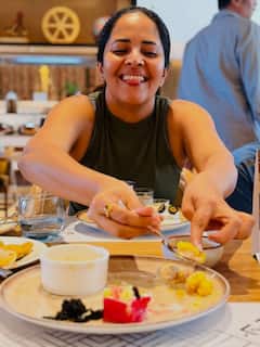 Anasuya: కొండలు ఎక్కిన అనసూయ... స్వీట్స్ తింటే తప్పదు మరి