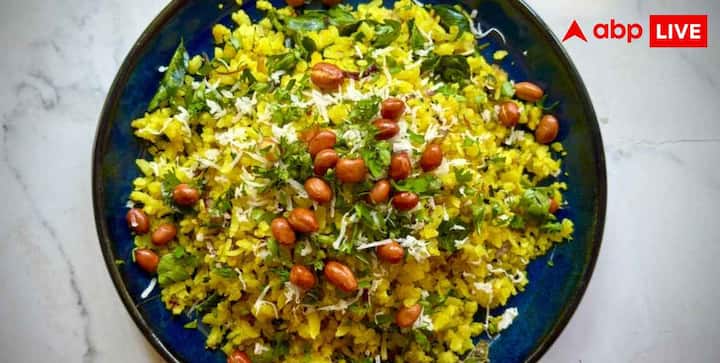 If you are looking for a quick and healthy breakfast, then Poha with peas and peanuts is a good option. Peanuts provide protein, while peas supply fiber and other essential nutrients. Poha packed with lemon is very much liked by children.