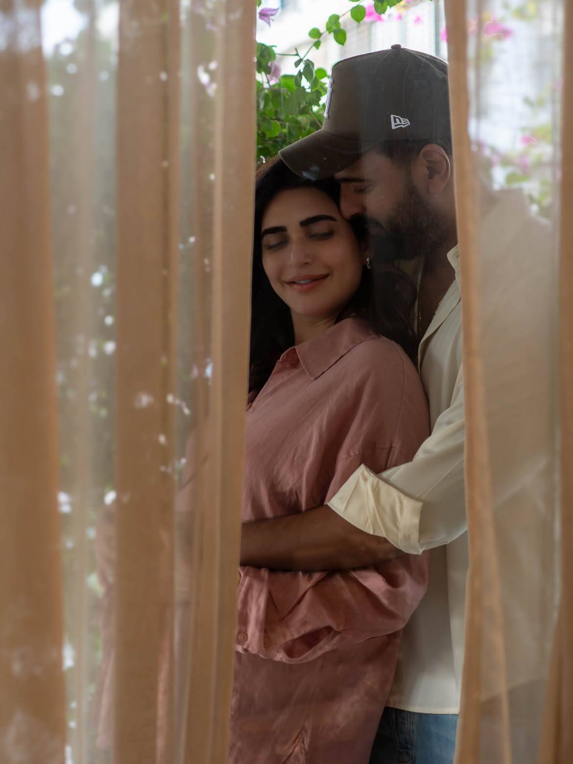 Recently, Karishma Tanna has shared some of her new photos on Instagram, in which she is seen getting romantic with her husband Varun Bangera.