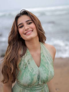 Rasha Thadani : బీచ్‌లో టాలీవుడ్ న్యూ బ్యూటీ - నేచర్ ఎంజాయ్ చేస్తూ అందాల మంగ క్యూట్ లుక్స్