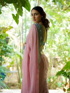 Megha Shukla Photo: લાઈટ પિંક સાડી અને ડીપનેક બ્લાઉઝમાં હોટ લાગી મેઘા શુક્લા, જુઓ તસવીરો