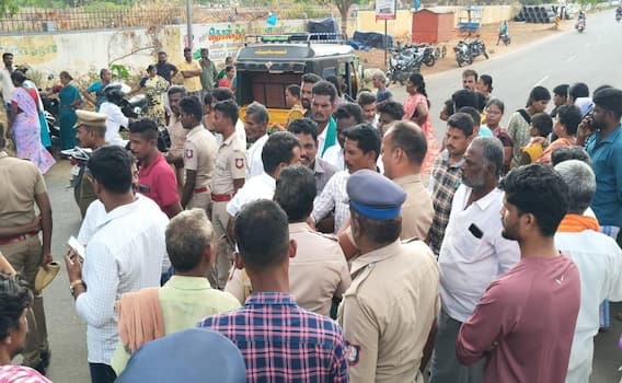 சிவகங்கை: சரித்திரப் பதிவேடு குற்றவாளி ரஜினி கழுத்தறுத்து கொலை; உறவினர்கள் மறியல்! சிவகங்கை: சரித்திரப் பதிவேடு குற்றவாளி ரஜினி கழுத்தறுத்து கொலை; உறவினர்கள் மறியல்!