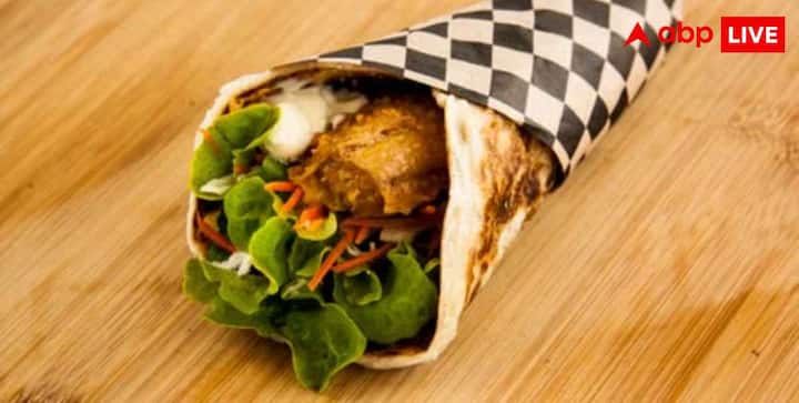 For children who do not like to eat the same thing every day, whole wheat vegetable wrap can be a great option. Roll can be prepared by filling wheat bread with carrots, capsicum, paneer or cheese. Apart from being tasty, it is also rich in nutrition.