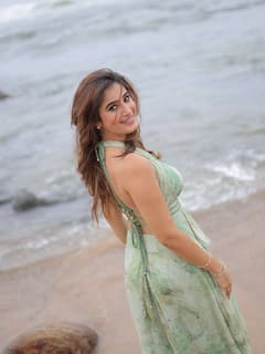 Rasha Thadani : బీచ్‌లో టాలీవుడ్ న్యూ బ్యూటీ - నేచర్ ఎంజాయ్ చేస్తూ అందాల మంగ క్యూట్ లుక్స్