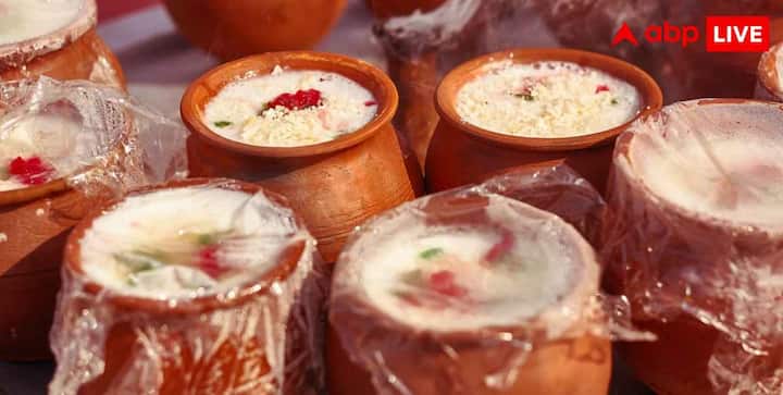 मटकों को 7 से 8 घंटे या पूरी रात के लिए डीप फ्रीजर में रख दें. कुल्फी अच्छी तरह जमने के बाद इसे बाहर निकालें. ऊपर से कटे हुए पिस्ता डालकर ठंडी-ठंडी मटका कुल्फी परोसें और घर पर बने इस टेस्ट डेजर्ट का मजा लें.