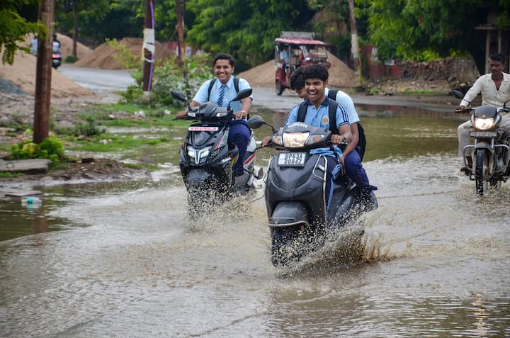 আলিপুর আবহাওয়া দফতর সূত্রে খবর, দক্ষিণবঙ্গের প্রায় সব জেলাতেই ভারী বৃষ্টির সম্ভাবনা। বজ্রবিদ্যুৎ-সহ বৃষ্টির সঙ্গে ৩০ থেকে ৪০ কিলোমিটার গতিবেগে বইতে পারে দমকা হাওয়া।