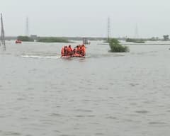 ધોલેરા જળમગ્ન, પાણીના પ્રચંડ પ્રવાહ વચ્ચે NDRFનું દિલધડક રેસ્ક્યૂ, જુઓ તસવીરો