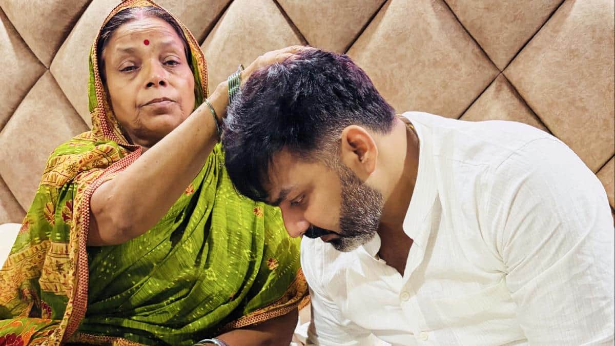 भरत तिवारी की मां से मिले पवन सिंह, कर दिया ये बड़ा वादा