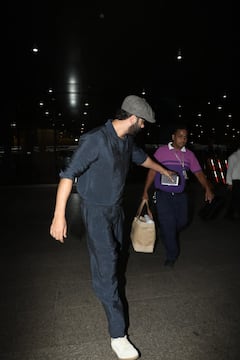 Ranbir Kapoors Stylish Airport Look: 'रामायणातील' 'राम' एअरपोर्टवर झाला स्पॉट; All Black लूकमध्ये दिसतो डॅशिंग, रणबीर कपूरचे PHOTOs व्हायरल