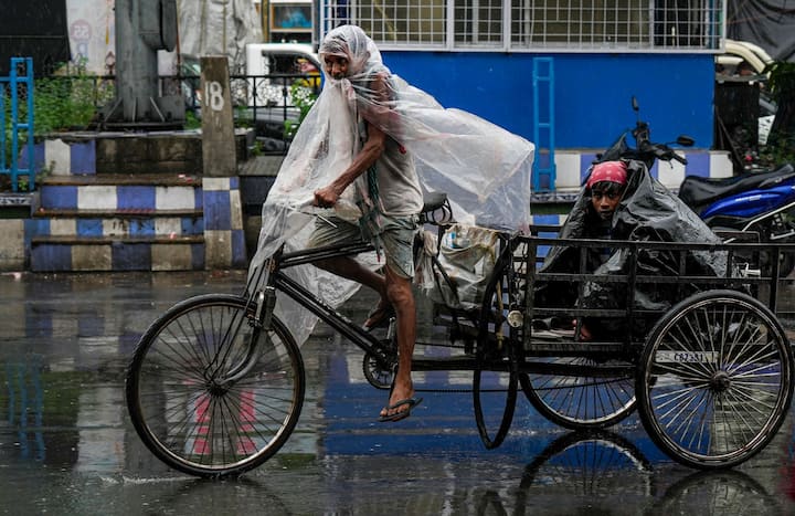 আজ বিকেলের মধ্যে ওড়িশার বালাসোর থেকে দক্ষিণ ২৪ পরগনার ক্যানিংয়ের মধ্যে দিয়ে  স্থলভাগে প্রবেশ করার সম্ভাবনা রয়েছে।