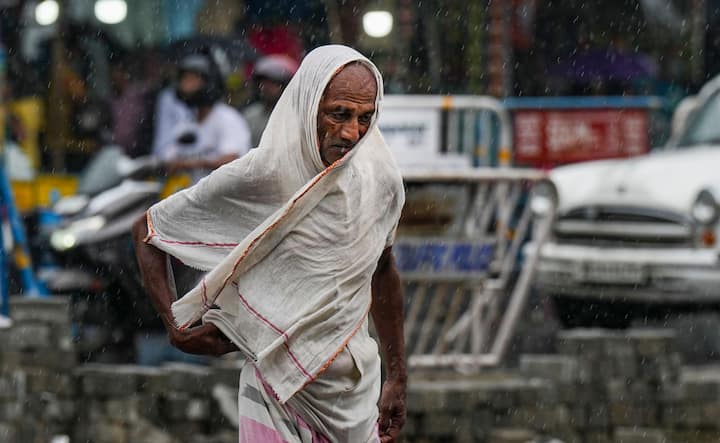 উত্তাল হতে পারে সমুদ্র। আগামীকাল পর্যন্ত মৎস্যজীবীদের সমুদ্রে যেতে নিষেধ করা হয়েছে।