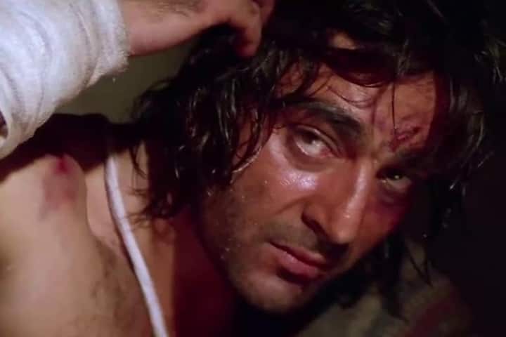 साल 1993 में रिलीज हुई फिल्म 'खलनायक' में संजय दत्त ने बलराम प्रसाद उर्फ 'बल्लू' नाम के एक खूंखार विलेन का रोल प्ले किया था. अब वो जल्द ही 'खलनायक रिटर्नस' में तबाही मचाते नजर आएंगे. फिल्म से उनका फर्स्ट लुक भी रिवील हो गया है.