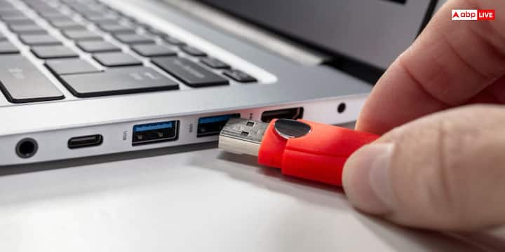 अगर स्मार्टफोन चार्ज होने में दिक्कत कर रहा है, लैपटॉप किसी USB डिवाइस को पहचान नहीं रहा या कीबोर्ड और माउस का कनेक्शन कमजोर हो रहा है तो ये USB पोर्ट में गंदगी जमा होने से भी हो सकता है.