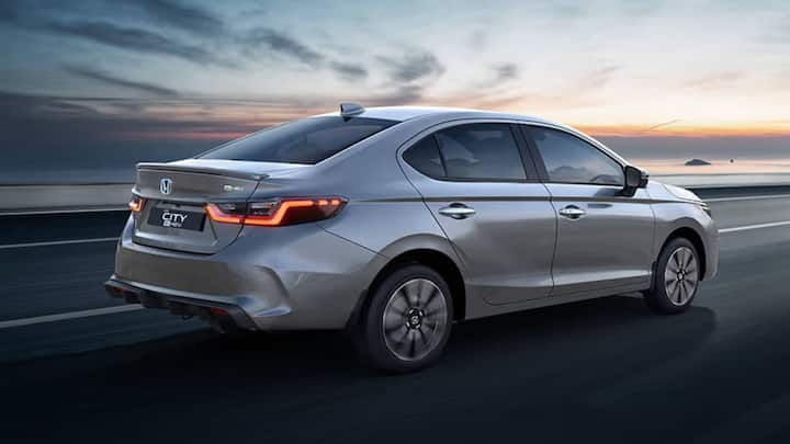 दूसरे नंबर पर Honda City Hybrid है. यह देश की सबसे ज्यादा माइलेज देने वाली सेडान कारों में शामिल है. कंपनी के मुताबिक, यह लगभग 26.5 किलोमीटर प्रति लीटर का माइलेज देती है. इसमें हाइब्रिड तकनीक होने की वजह से बेहतर फ्यूल एफिशिएंसी के साथ स्मूद ड्राइविंग का एक्सपीरियंस भी मिलता है.